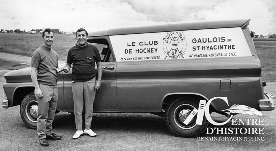 À droite, Claude Guertin, propriétaire de Concorde automobile, devant la camionnette de l'équipe