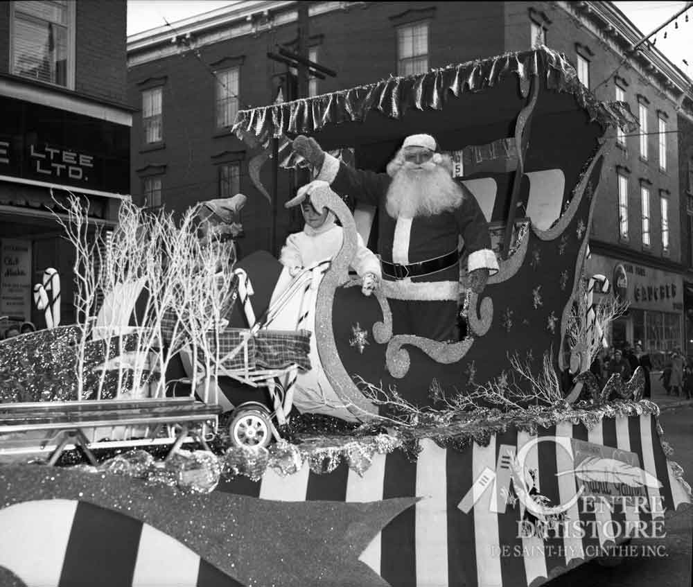 Enfin, le Père Noël est arrivé! </br>1956. - Fonds Raymond Bélanger, CH548.