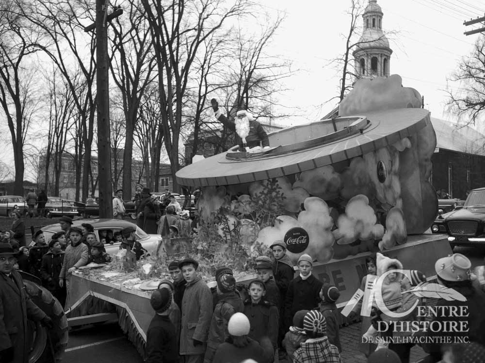 Le Père Noël en soucoupe volante!</br>1960. - Fonds Raymond Bélanger, CH548.