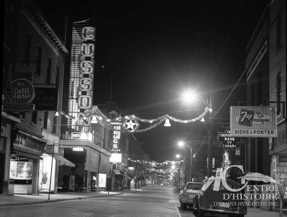 La rue des Cascades illuminée.</br>1961. - Fonds Raymond Bélanger, CH548.
