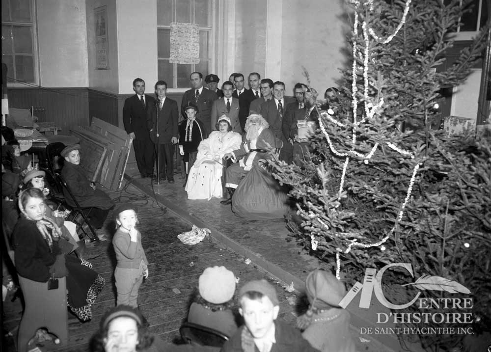Le Père Noël à l'Académie Girouard.</br>1950. - Fonds Studio Lumière, CH116.