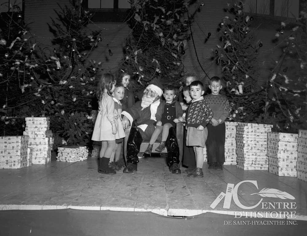 Le Père Noël dans son royaume.</br>1954. - Fonds Studio Lumière, CH116.