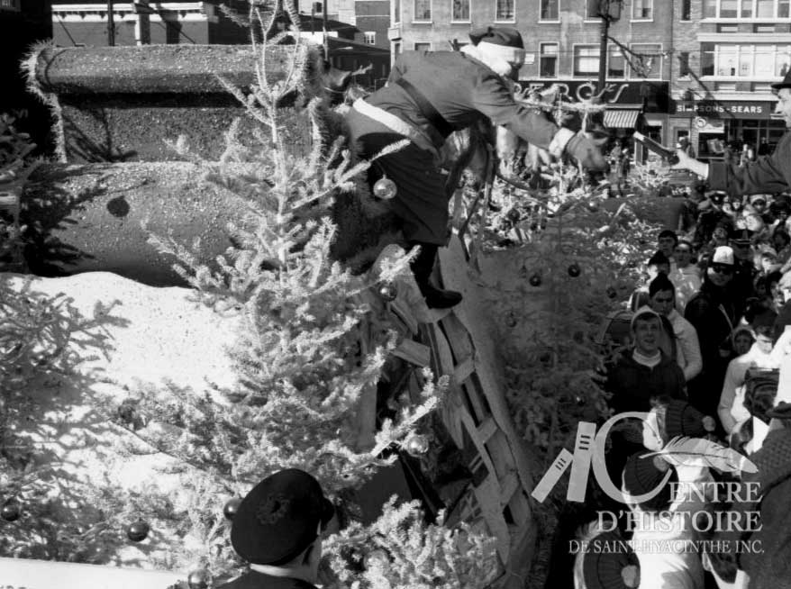 Un Père Noël actif! </br>1964. - Fonds Raymond Bélanger, CH548.