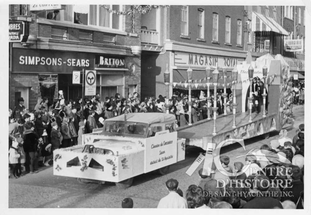 Un premier défilé en 1955.</br>1966. - Fonds Le Courrier de Saint-Hyacinthe, CH380.