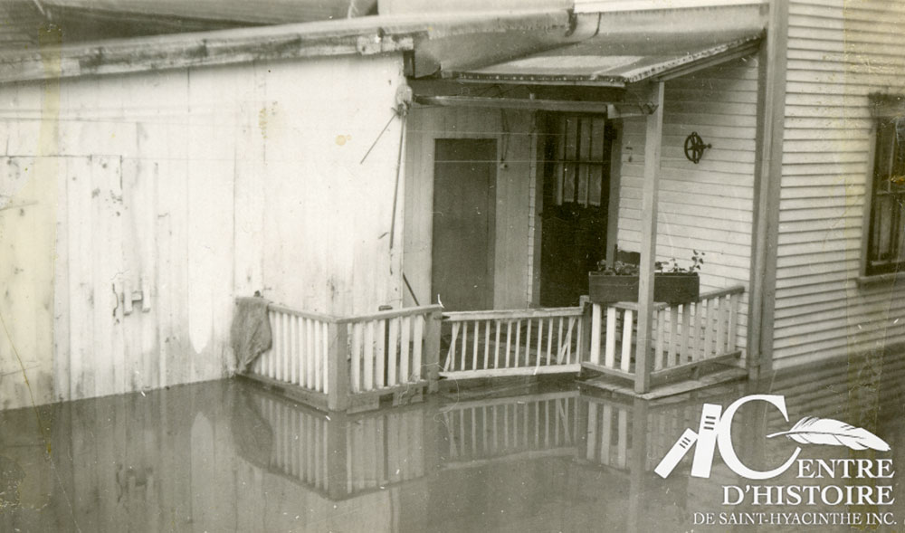 Inondation d'une maison sur la rue des Cascades près du pont Bouchard en 1927