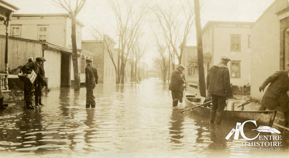 Inondation de la rue Duclos entre la rue Saint-Antoine et Marguerite-Bourgeoys en 1927