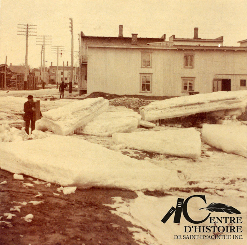 Blocs de glace se trouvant possiblement sur la rue Bibeau 