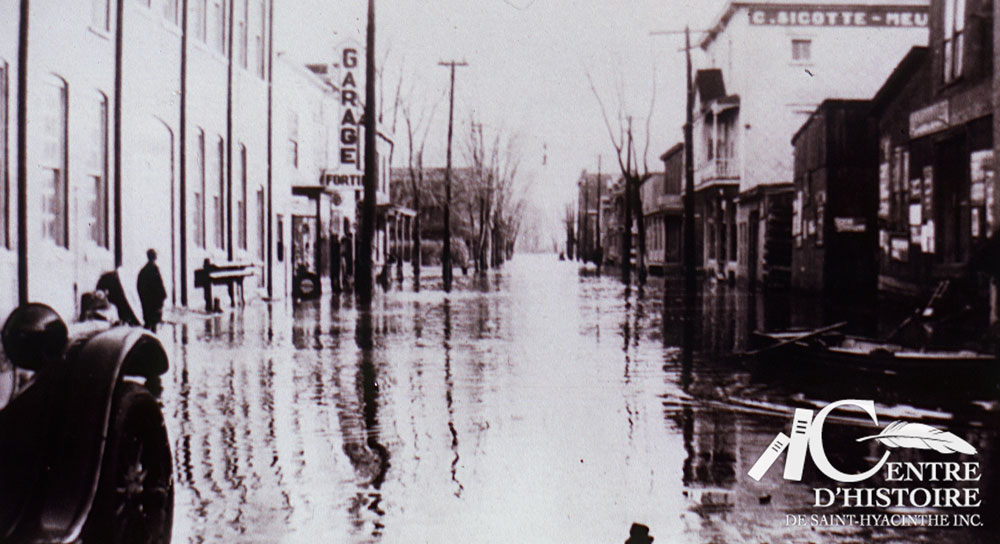 Inondation au coin des rues Mondor et Marguerite-Bourgeoys