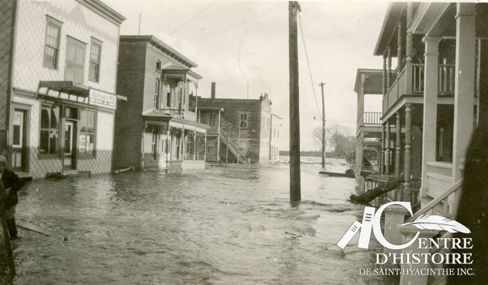 Inondation au coin des rues Saint-François et Saint-Amand