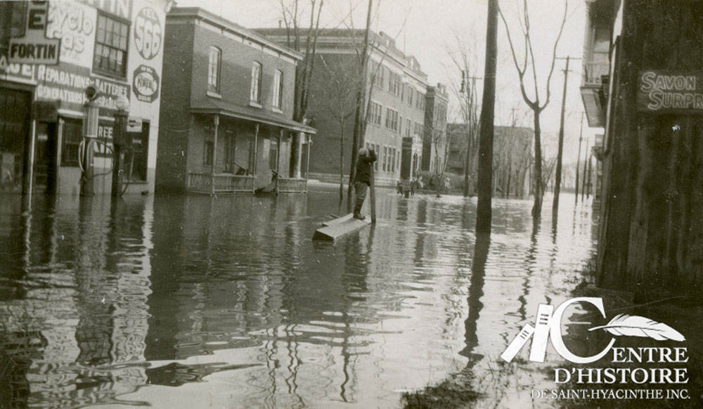 Inondation au coin des rues Mondor et Marguerite-Bourgoys