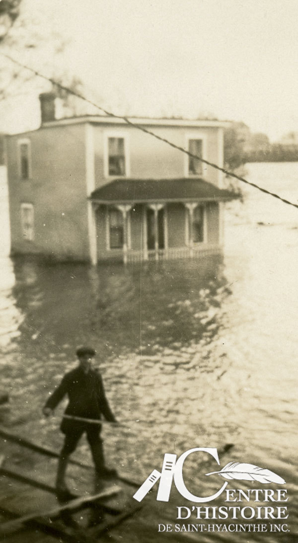 Maison située sur le coin des rue Bibeau et Duclos inondée en 1927