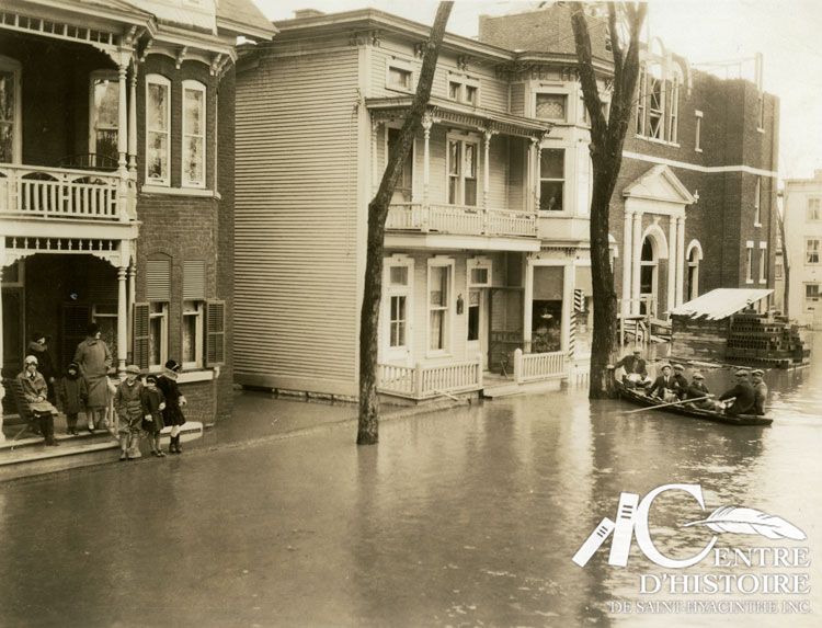 Inondation de la rue Concorde et de l'église Christ-Roi en 1927