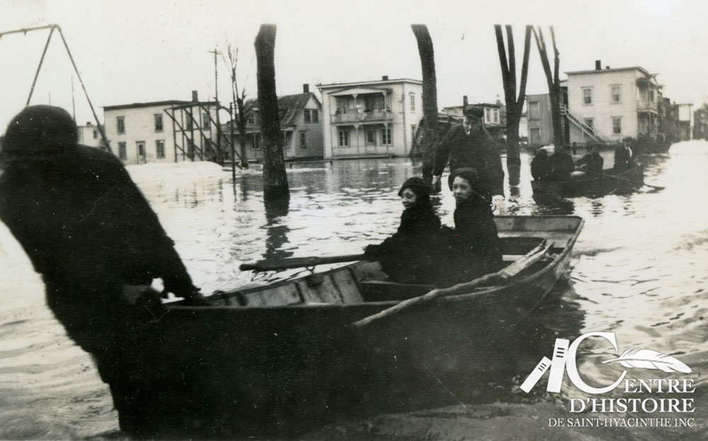 Inondation du marché à foin sur la rue Brodeur entre les rues Saint-Antoine et Marguerite-Bourgeoys en 1936