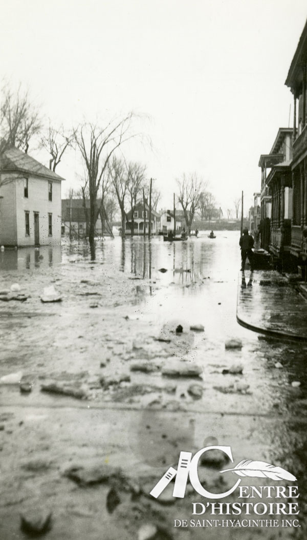 Inondation entre les rues Robert et Brodeur sur la rue Marguerite-Bourgeoys en 1936