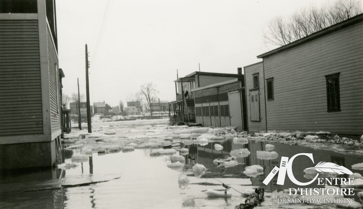 Inondation au coin des rues  Bibeau et Sainte-Marie