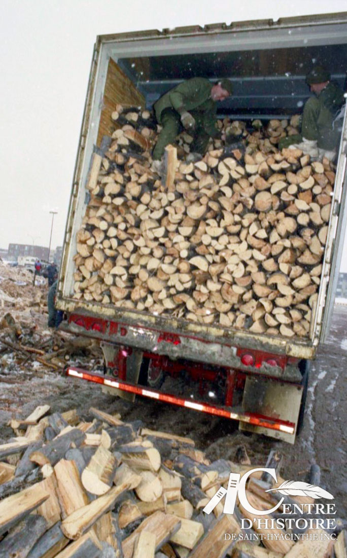 À la suite d'un appel du maire Claude Bernier, des chargements de bois de chauffage arrivent de partout au Québec. Le site de distribution est situé dans le stationnement des Galeries Saint-Hyacinthe.