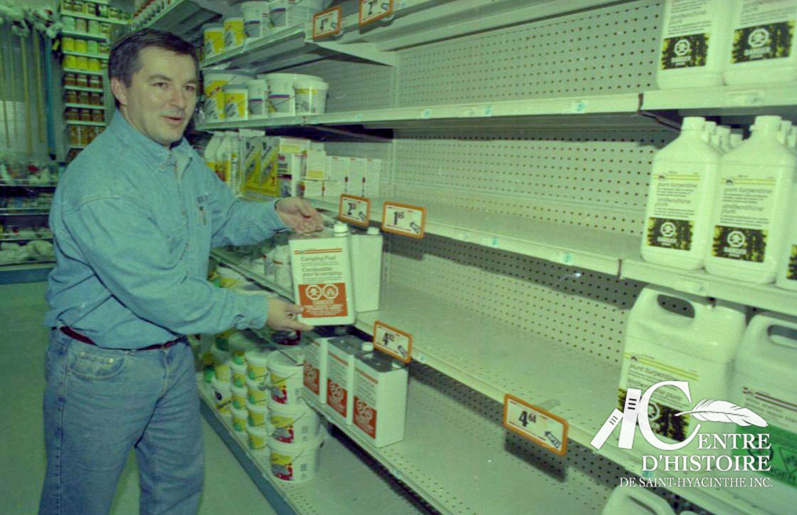 À la Quincaillerie Gagnon, située alors sur la rue Laframboise, la demande est forte pour les lampes à l'huile, les lampes de poches, le kérosène, les bonbonnes de propane et les autres produits de camping.