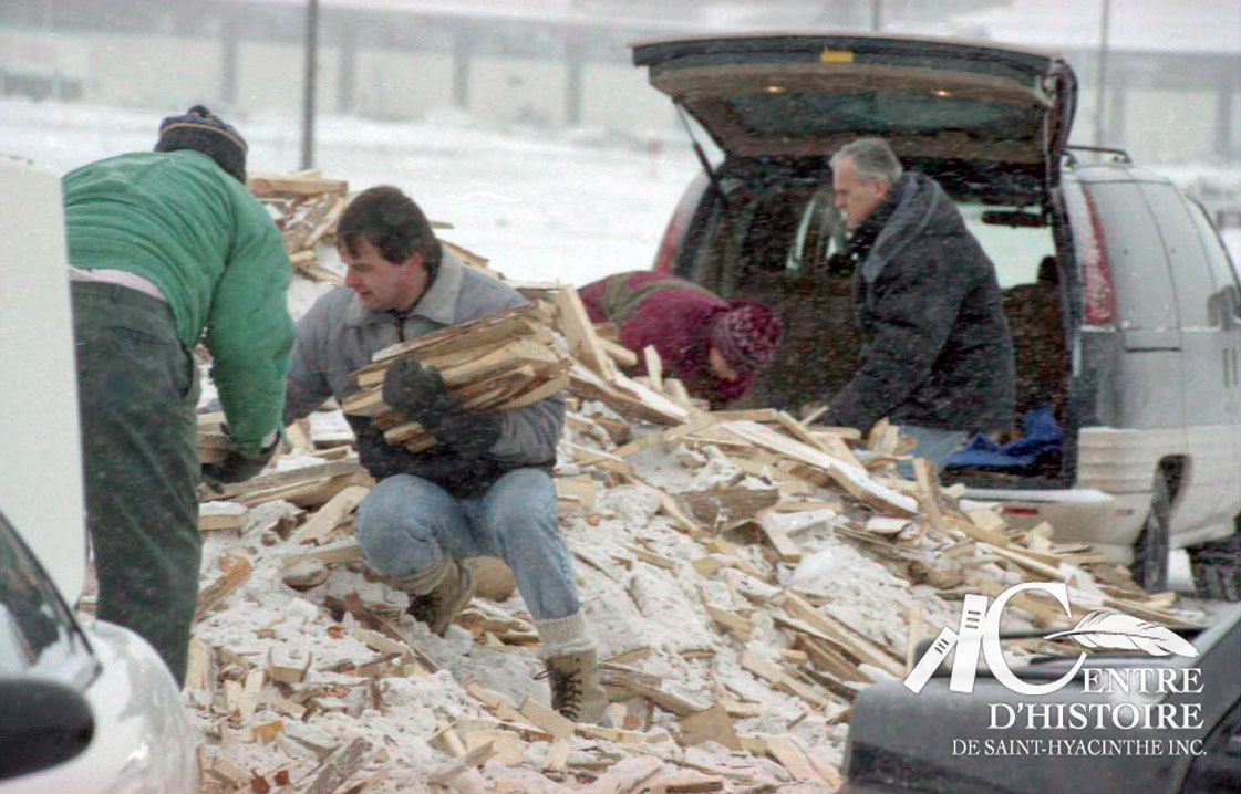 Plusieurs résidents viennent s'approvisionner en bois de chauffage au centre de distribution.