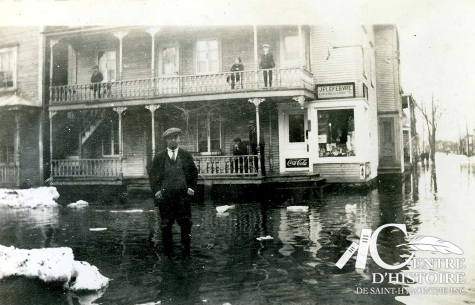 Inondation sur la rue Marguerite-Bourgeoys