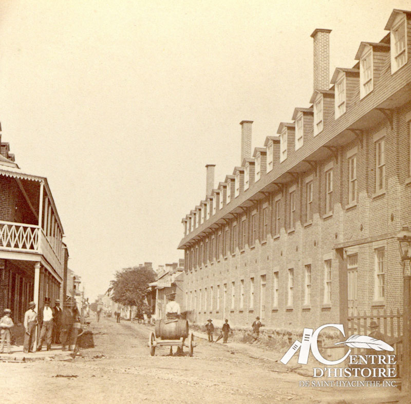 Vue sur le coin des rues Bourdages et Cascades vers les années 1870.