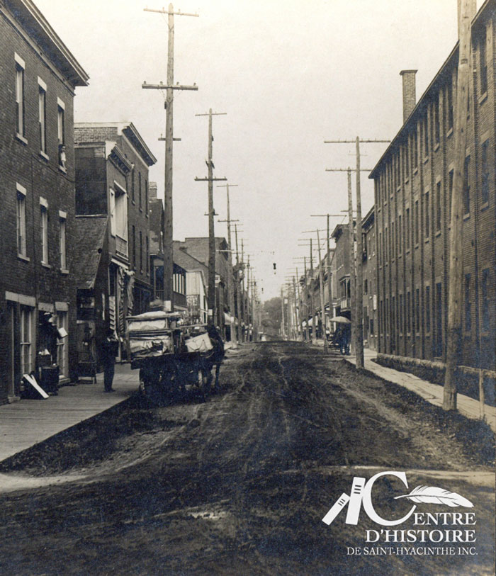Vue du coin des rues Bourdages et Cascades vers 1900.