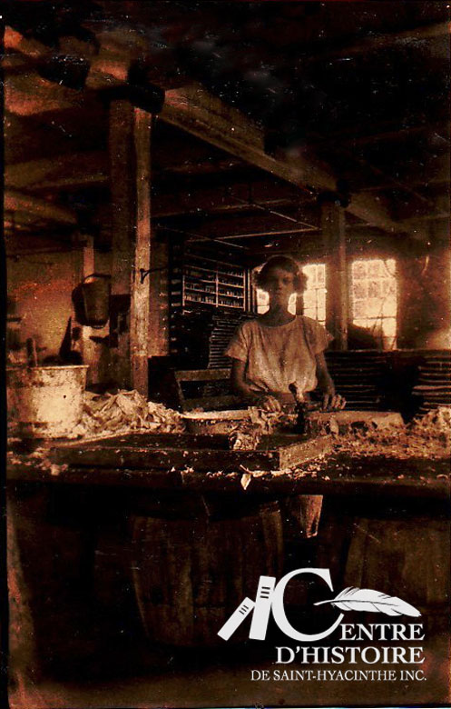 Ouvrière de la tannerie Duclos et Payan vers 1925. 