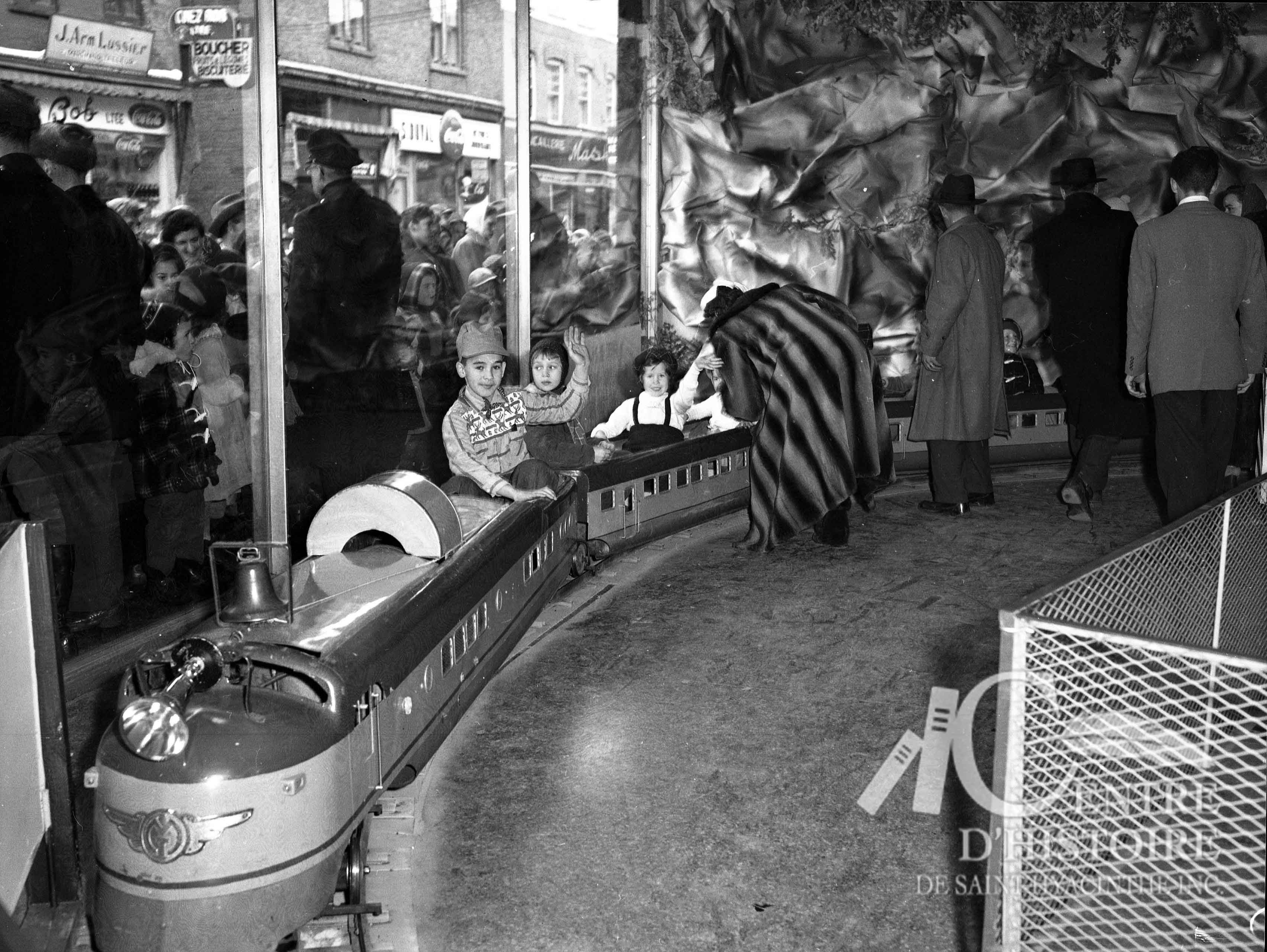 Un train miniature au Palais du Père Noël. </br>1956. - Fonds Raymond Bélanger CH548.