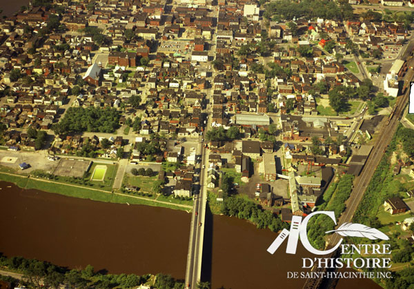 Vue aérienne du centre ville et du pont Bouchard. Photo prise en 1961