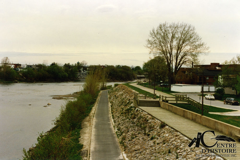 Promenade Gérard-Côté vue du pont Morison