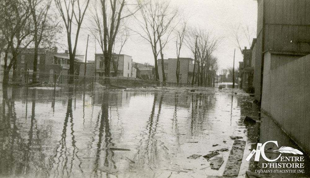 Inondation au coin des rue Marguerite-Bourgeoys et Sainte-Marie en 1927. 