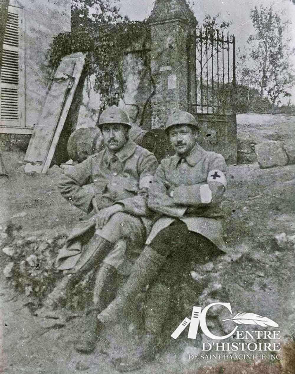 Brancardiers de la Croix-Rouge vers 1915