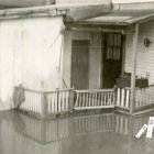 Inondation d'une maison sur la rue des Cascades près du pont Bouchard en 1927
