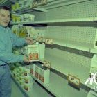 À la Quincaillerie Gagnon, située alors sur la rue Laframboise, la demande est forte pour les lampes à l'huile, les lampes de poches, le kérosène, les bonbonnes de propane et les autres produits de camping.