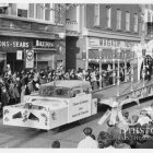 Un premier défilé en 1955.</br>1966. - Fonds Le Courrier de Saint-Hyacinthe, CH380.