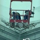 Comme ces travailleurs, plusieurs citoyens ont du déglacer leurs goutières et leurs toitures afin d'éviter les infiltrations d'eau.