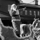 Un Père Noël en forme! </br>1964.- Fonds Raymond Bélanger, CH548.