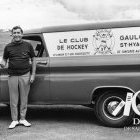 À droite, Claude Guertin, propriétaire de Concorde automobile, devant la camionnette de l'équipe