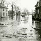 Inondation entre les rues Robert et Brodeur sur la rue Marguerite-Bourgeoys en 1936