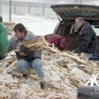 Plusieurs résidents viennent s'approvisionner en bois de chauffage au centre de distribution.
