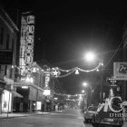 La rue des Cascades illuminée.</br>1961. - Fonds Raymond Bélanger, CH548.