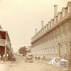 Vue sur le coin des rues Bourdages et Cascades vers les années 1870.