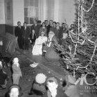 Le Père Noël à l'Académie Girouard.</br>1950. - Fonds Studio Lumière, CH116.