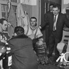 Guy Black, le gardien Andy Payette et Claude Savary célèbrent une victoire