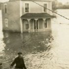 Maison située sur le coin des rue Bibeau et Duclos inondée en 1927