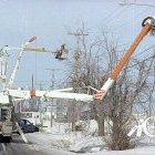 Pendant quelques semaines intenses, les employés d'Hydro-Québec exécutaient leur travail sans relâche. Cette scène capturé par le photographe s'est déroulée des centaines de fois dans la région.